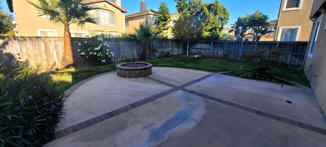 Building Photo - 822 Belleza Dr