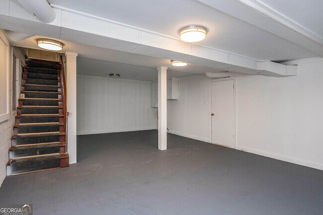 Building Photo - 388 Lakemoore Dr NE