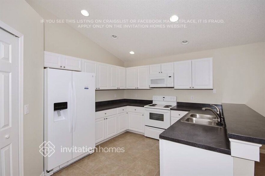 Building Photo - 2242 Pelinion St