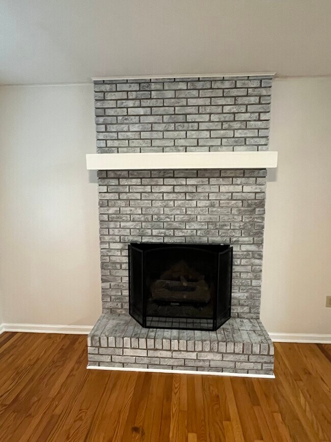 Gas fireplace in den - 35 Ferncliff Dr