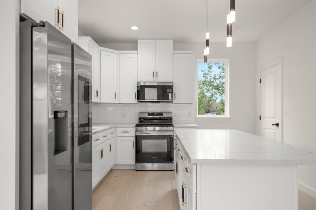 Building Photo - 5305 Ledesma Rd