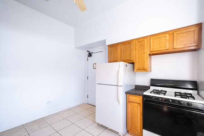 Building Photo - 2418 N Clybourn Ave