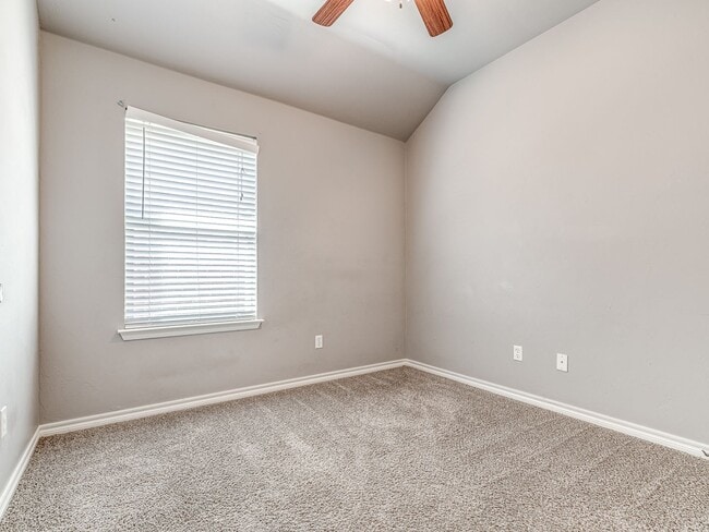 Building Photo - 3 Bed 2 Bath - Deer Creek Schools!