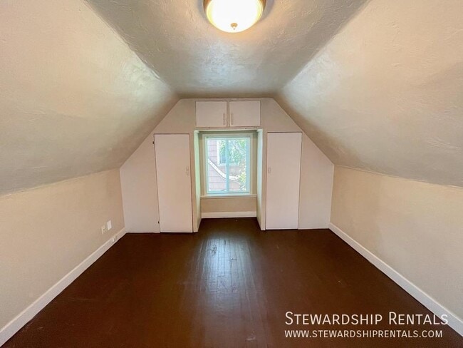 Building Photo - 1376 W 6th Ave