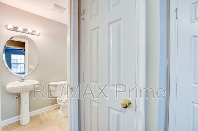 Building Photo - 960 Railroad Ave