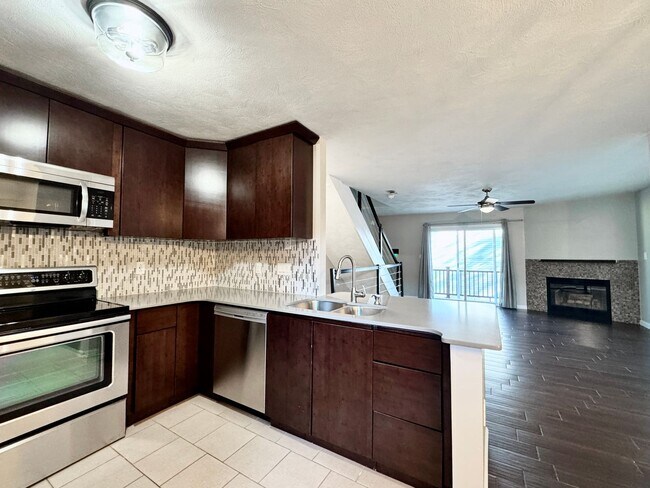 Building Photo - Freshly painted & Available NOW! Tri-Level...