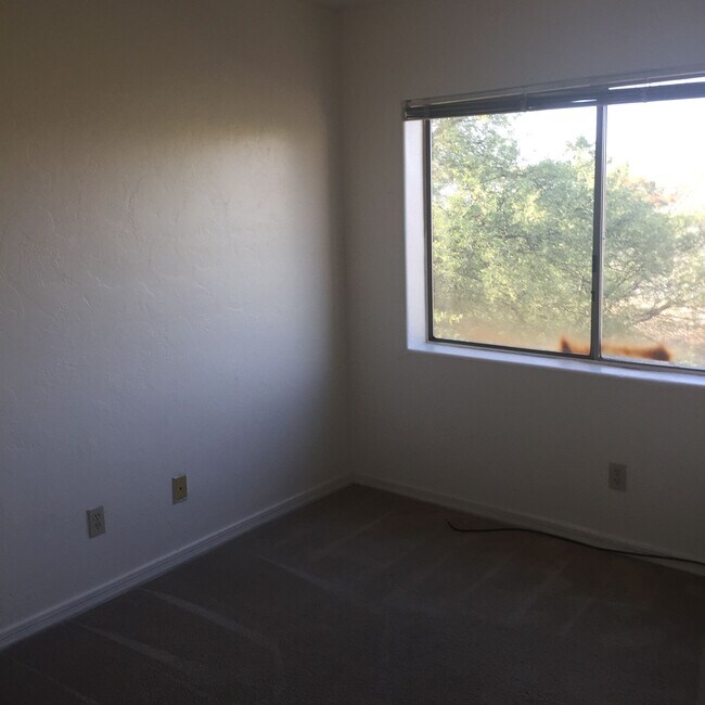 Building Photo - 2536 N Corinthian Garden Dr