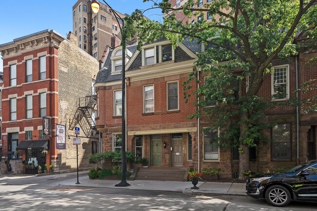 Primary Photo - 2113 N Clark St