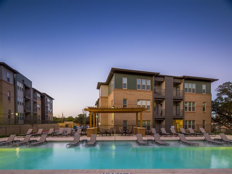 Building Photo - Emerald Village