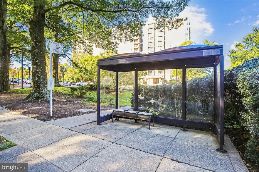 Building Photo - 2300 Pimmit Dr