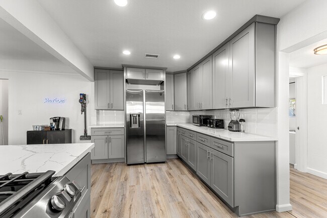 Building Photo - 623 W 42nd St