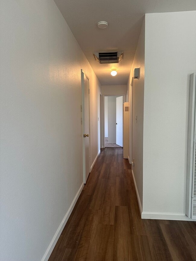 Building Photo - New LVP & Carpet! Great Anderson location!