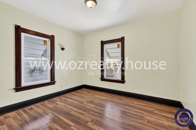 Building Photo - 834 Oak St