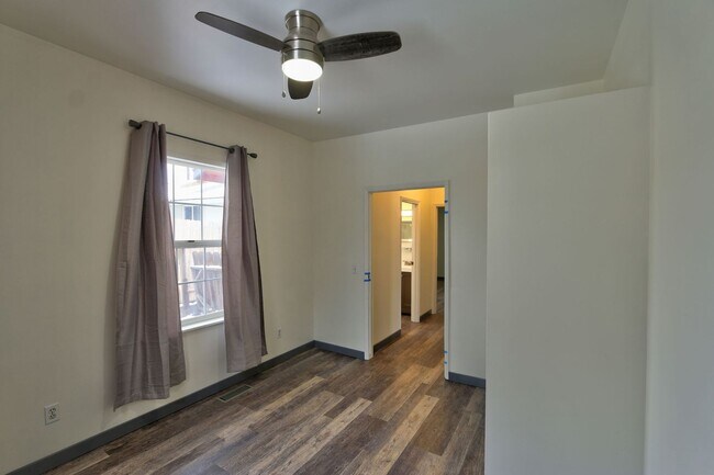 Building Photo - 2 Bedroom 1 Bath- House
