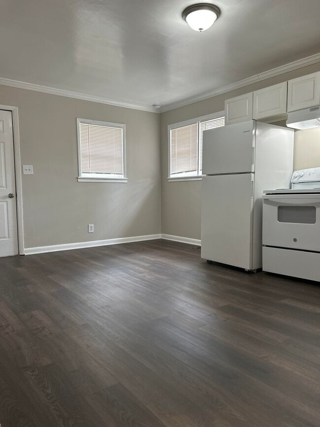 Building Photo - 4 Bed 2 Bath in Atlanta!