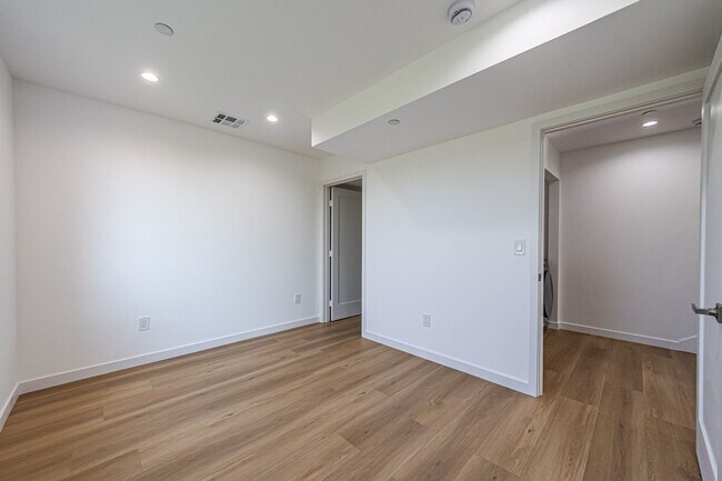 Building Photo - 5253 Agnes Ave