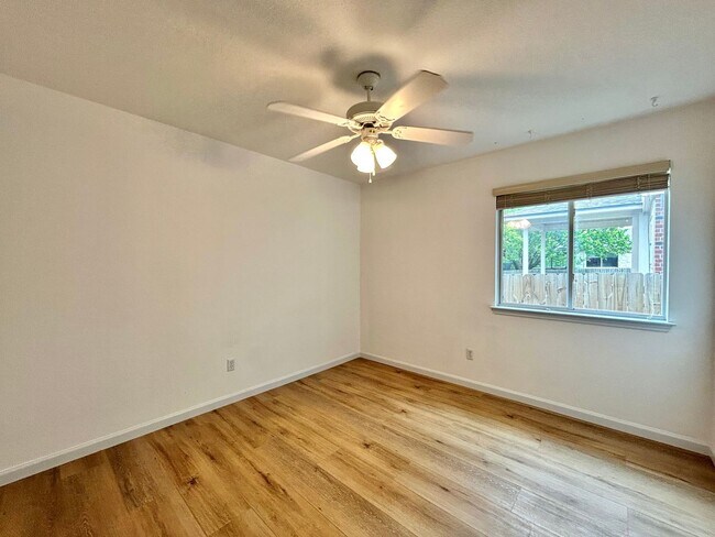Building Photo - 3/BR 2/BA Bath Home with Fully Equipped Ki...