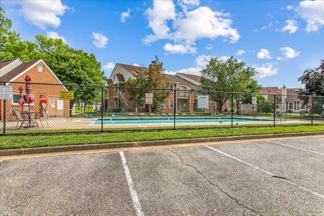 Building Photo - Updated 2 Bedroom 2 Bath Condo Near Fort Eustis and Williamsburg