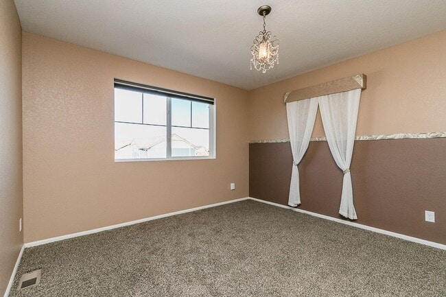 Building Photo - Beautiful 3 Bed 2.5 Bath in Thompson River...