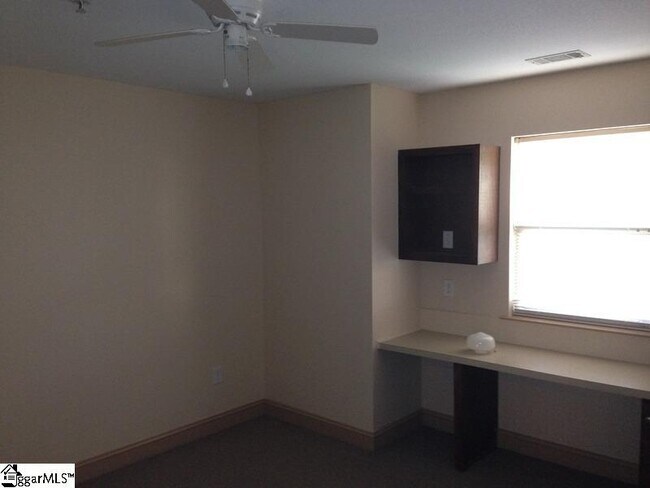 Building Photo - 203 Kelly Rd