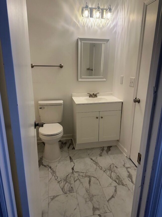 Building Photo - COZY UNIT IN A DUPLEX