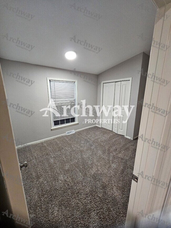 Building Photo - 1600 W Elm Terrace