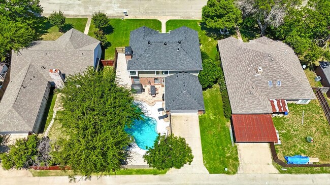 Building Photo - 708 Azalea Dr