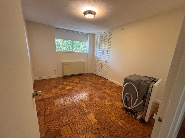 Building Photo - 16 Monmouth Ct