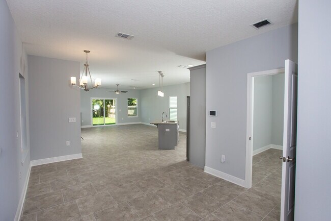 Building Photo - Great location! One block from DeVillier's Square and walking distance to Palafox.