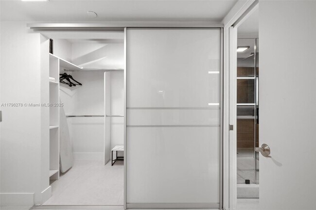 Building Photo - 3610 Yacht Club Dr