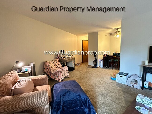Building Photo - Top Floor w/Balcony, Excellent Condition, ...