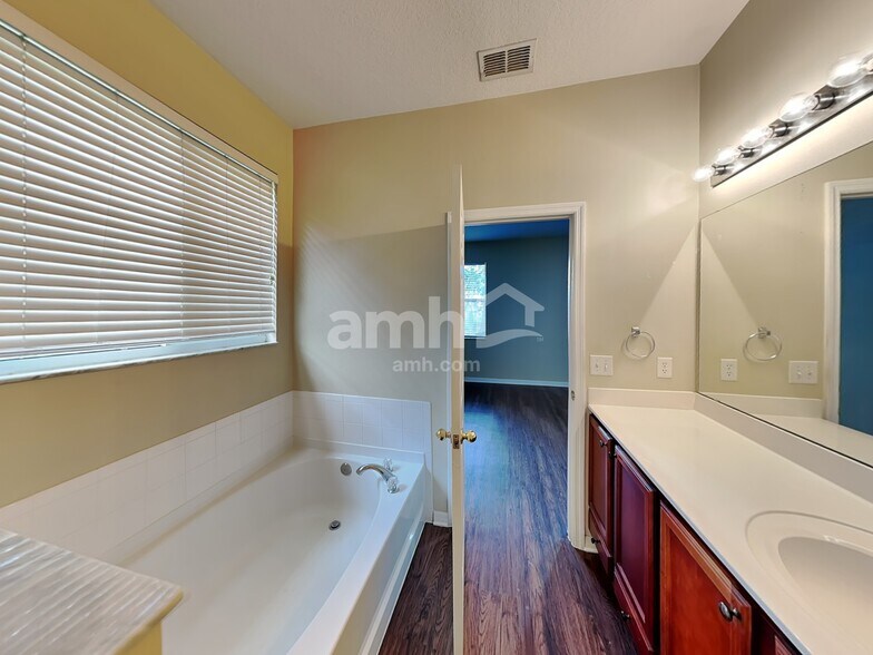 Building Photo - 517 Vicks Landing Dr