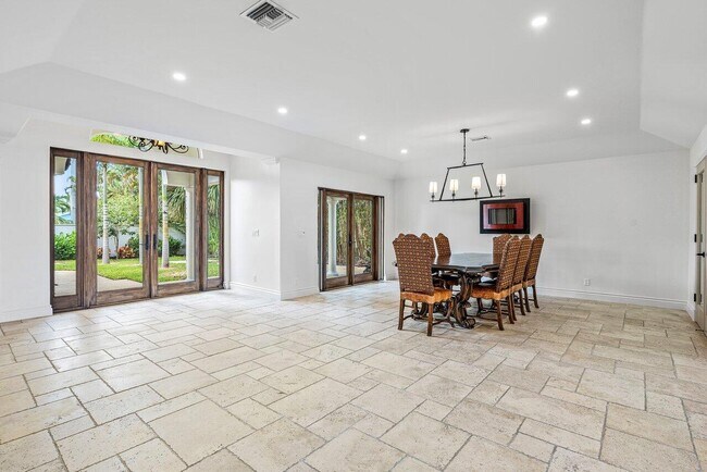 Building Photo - 1 18th Ave S