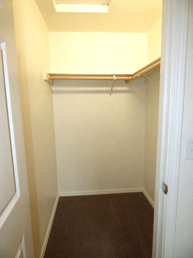 Building Photo - Rent Special: April's Rent FREE!! 2 Bedroom 1 Bath Unit NE Salem!