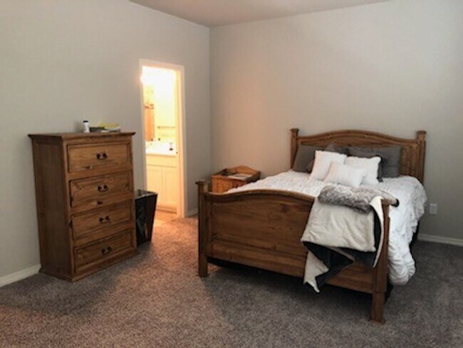 Building Photo - Beautiful 3 bed, 3 bath Townhome in West W...