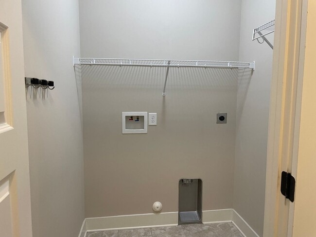 Building Photo - One level home with 2 Car Garage!