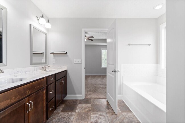 Building Photo - Pet Friendly Four Bedroom!