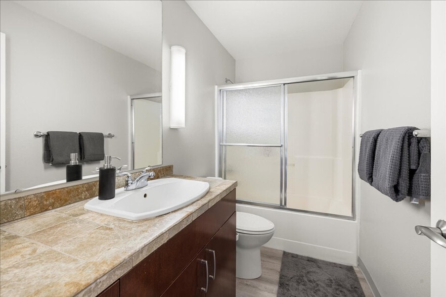 Building Photo - 502 S 15th St