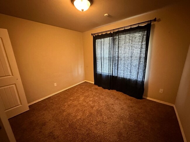 Building Photo - 4 bed 2 bath in Edmond