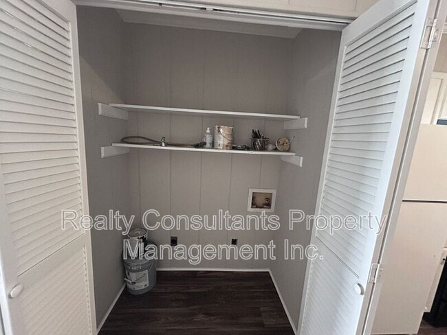 Building Photo - 115 Cox Ave