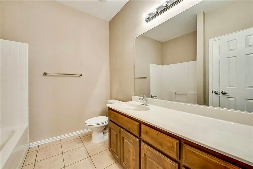 Shared Bathroom - 2716 Twinflower Dr