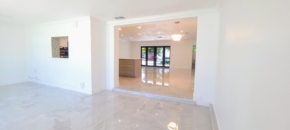 Building Photo - 1400 SE 8th Ave