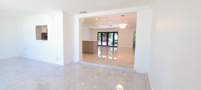 Building Photo - 1400 SE 8th Ave