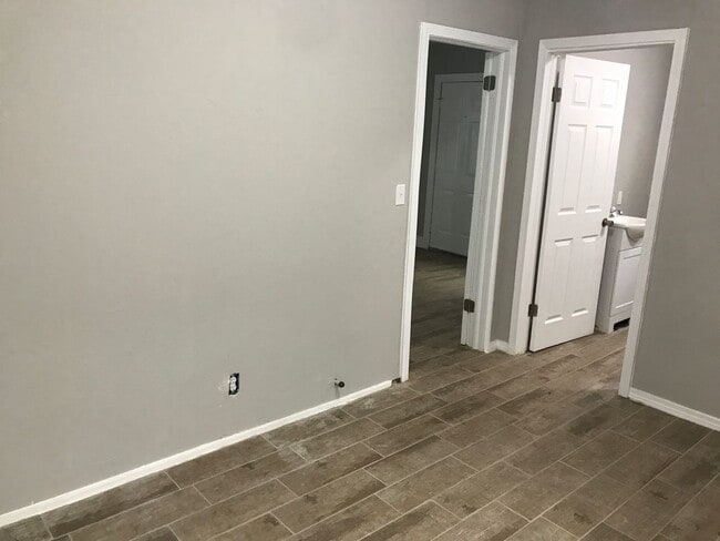 Building Photo - Cozy 2-Bedroom House **$300 Off Move In Sp...