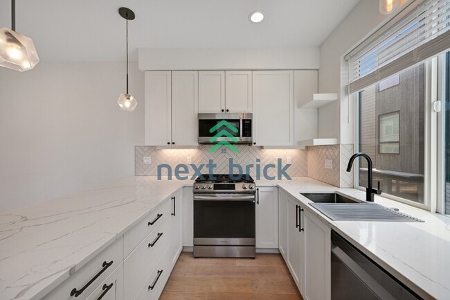 Building Photo - "Charming 2-Bed, 2-Bath Townhouse Retreat in Seattle – 1380 Sq Ft of Modern Comfort!"