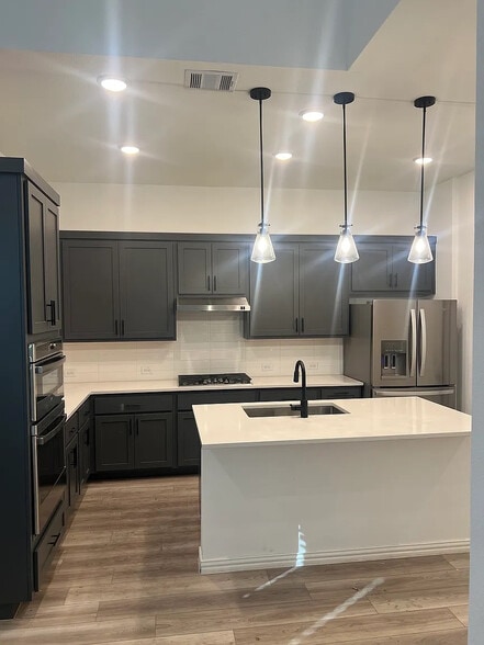 Building Photo - Room in House on Jones Dr