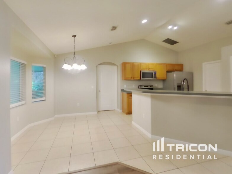 Building Photo - 231 Debary Dr