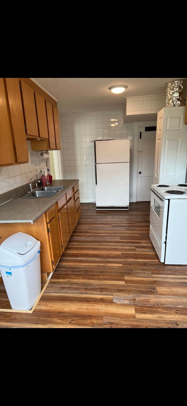 Kitchen - 703 Clark St