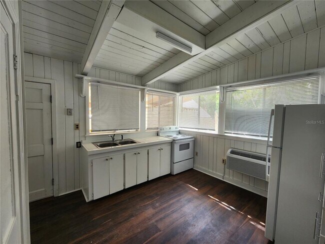 Building Photo - 120 SE 7th St