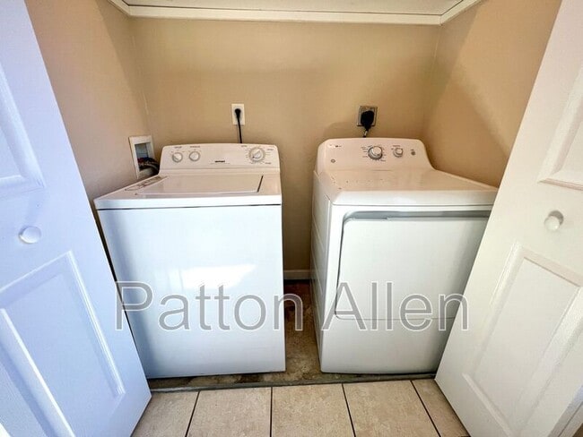 Building Photo - 8 Zell Ln